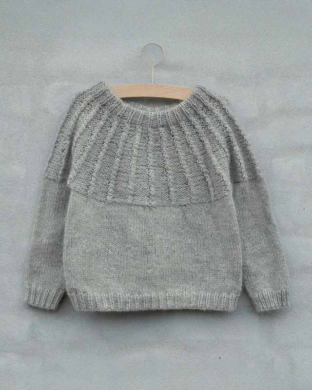 Knitting for Olive Bjørk Sweater Kids Anleitung Deutsch Zopfmuster