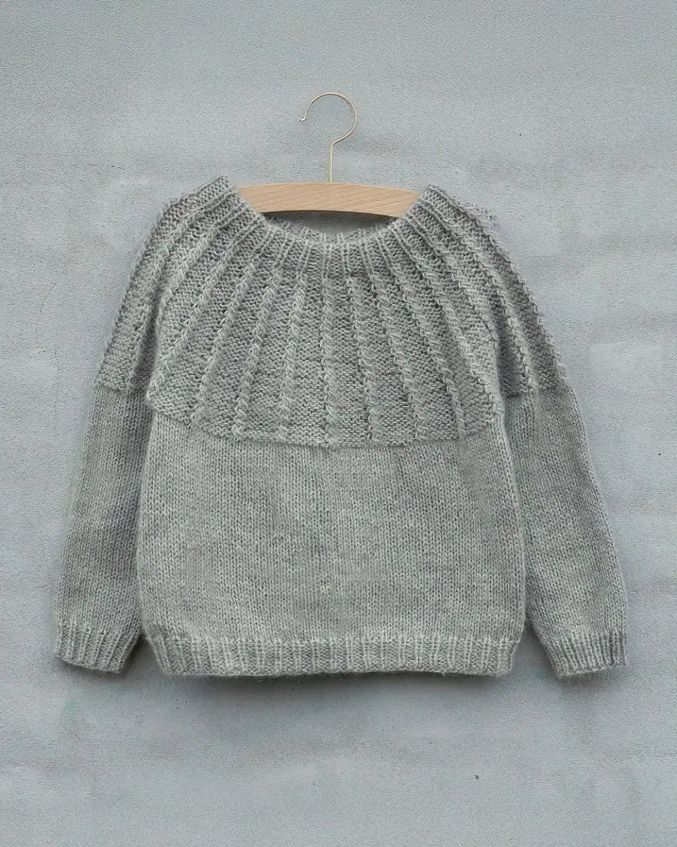 Knitting for Olive Bjørk Sweater Kids Anleitung Deutsch Zopfmuster