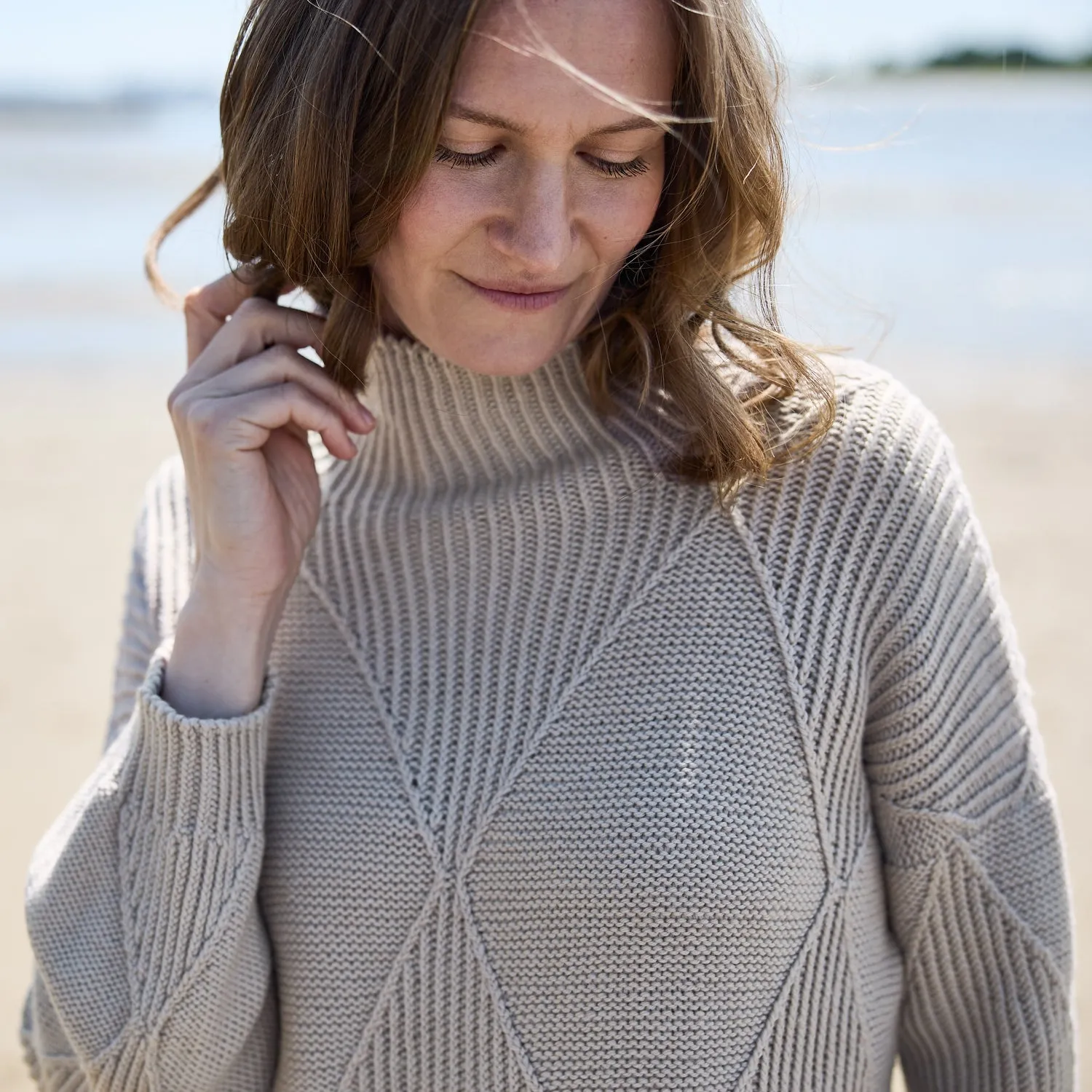 Rosy Green Wool Tyla Pullover Strickanleitung Deutsch Rautenmuster