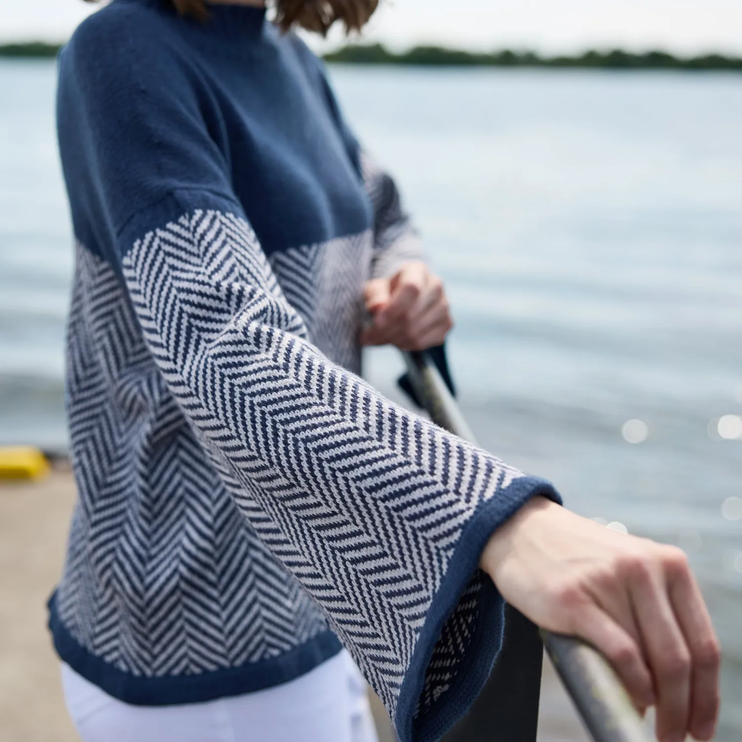 Rosy Green Wool Sereno Pullover Strickanleitung Chevron