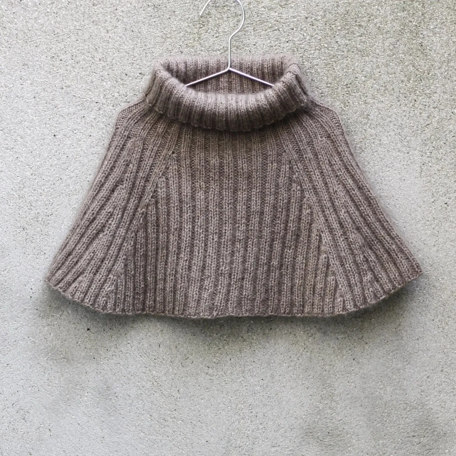 Nordhavn Cape Anleitung deutsch Poncho Rollkragen Rippenmuster